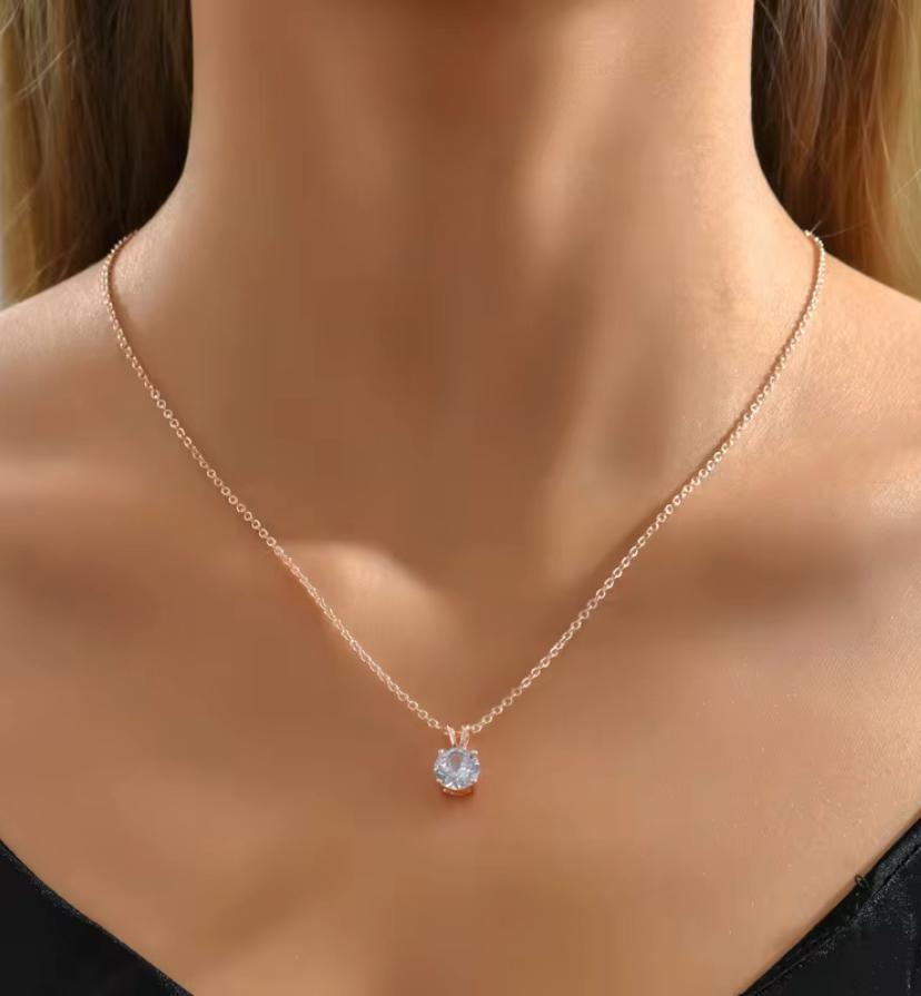 Diory Round-Cut Diamond Pendant in Gold