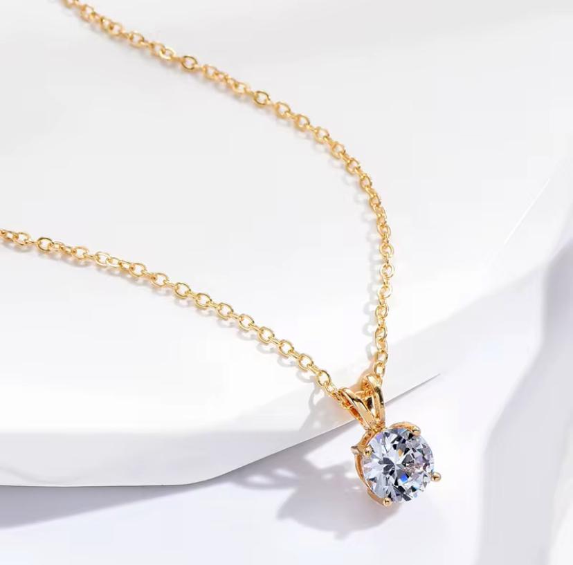 Diory Round-Cut Diamond Pendant in Gold